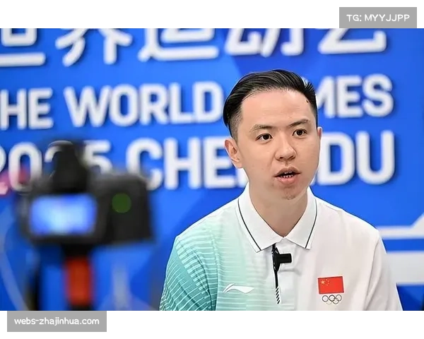 中国选手肖国栋斯诺克夺冠后与家人庆祝，分享喜悦